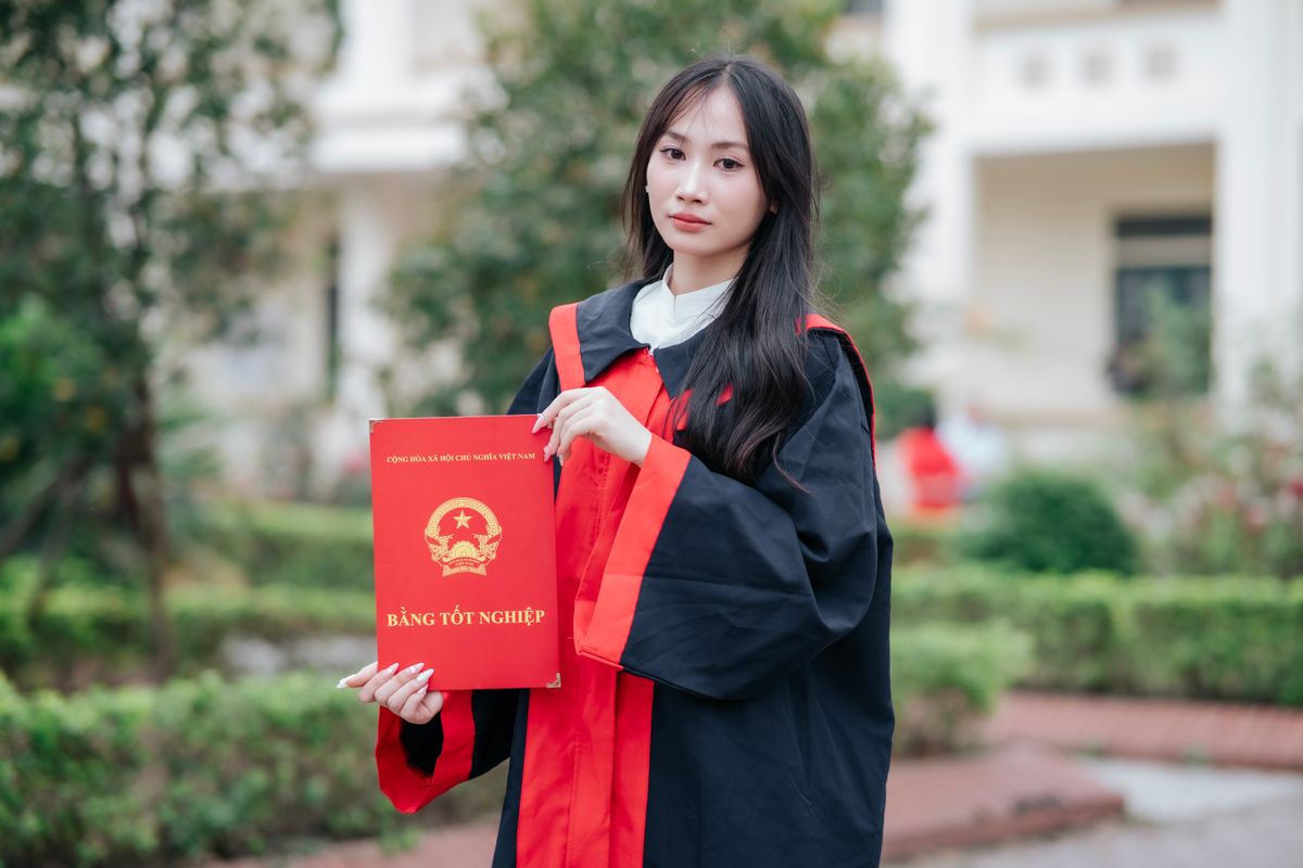 Illustrative graduation stock photograph; not the sample event